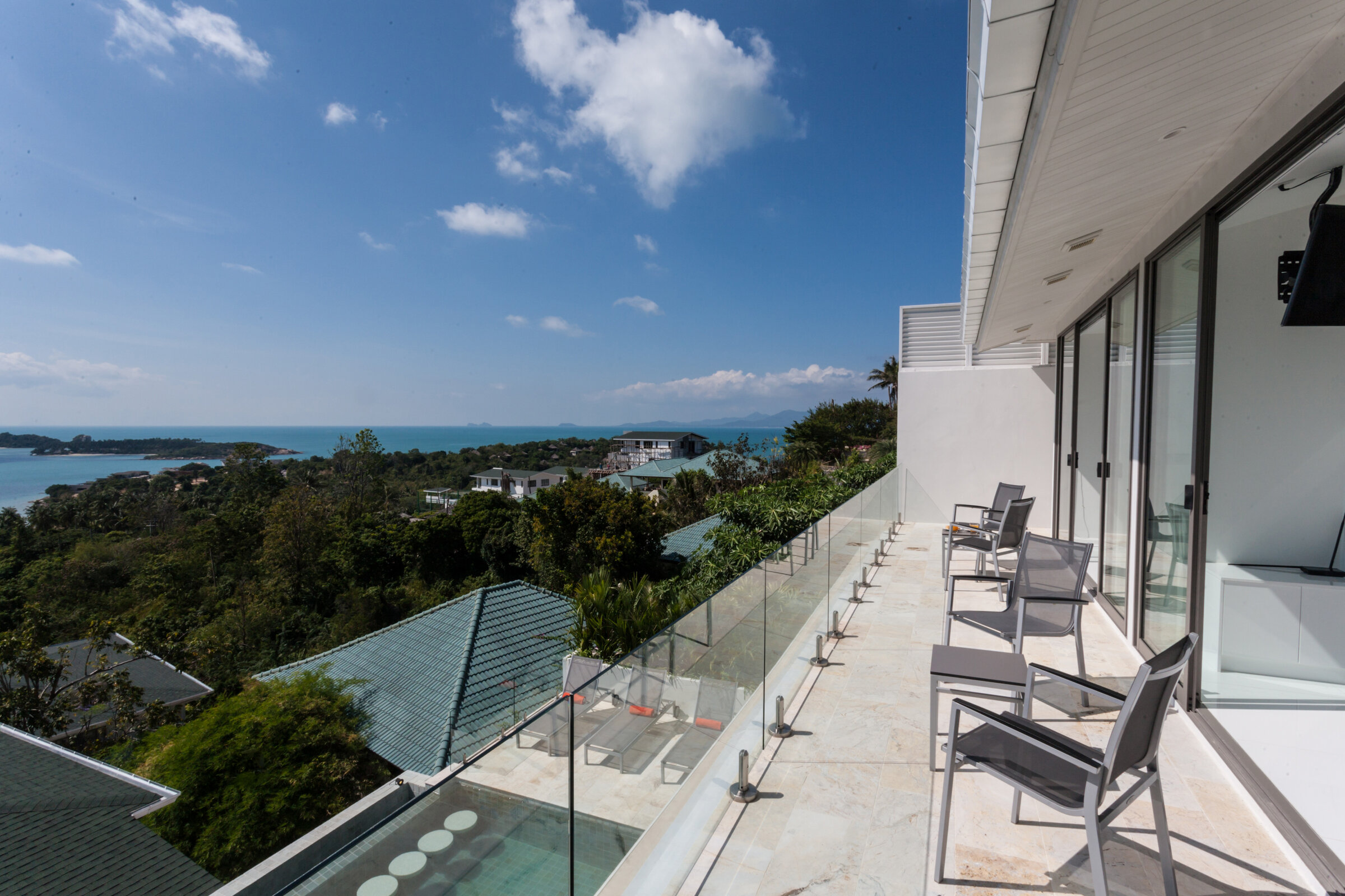 Villa Daizo master bedroom with mirrored wardrobe